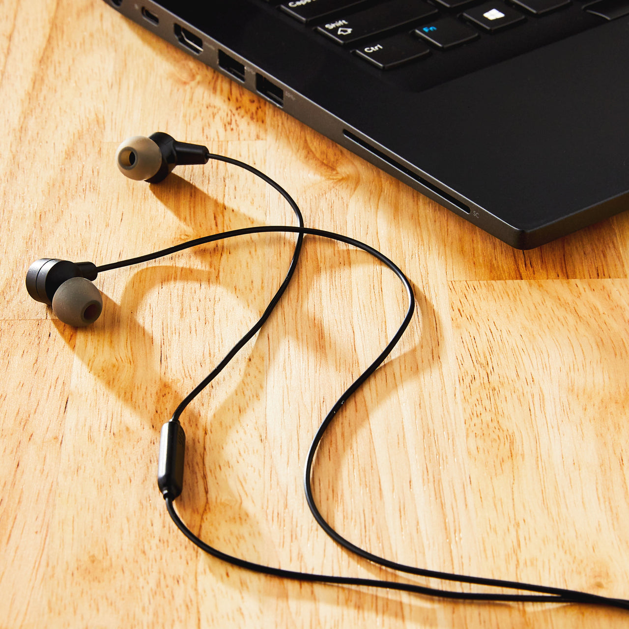 onn Wired Earphones with Mic-3.5mm jack, Black